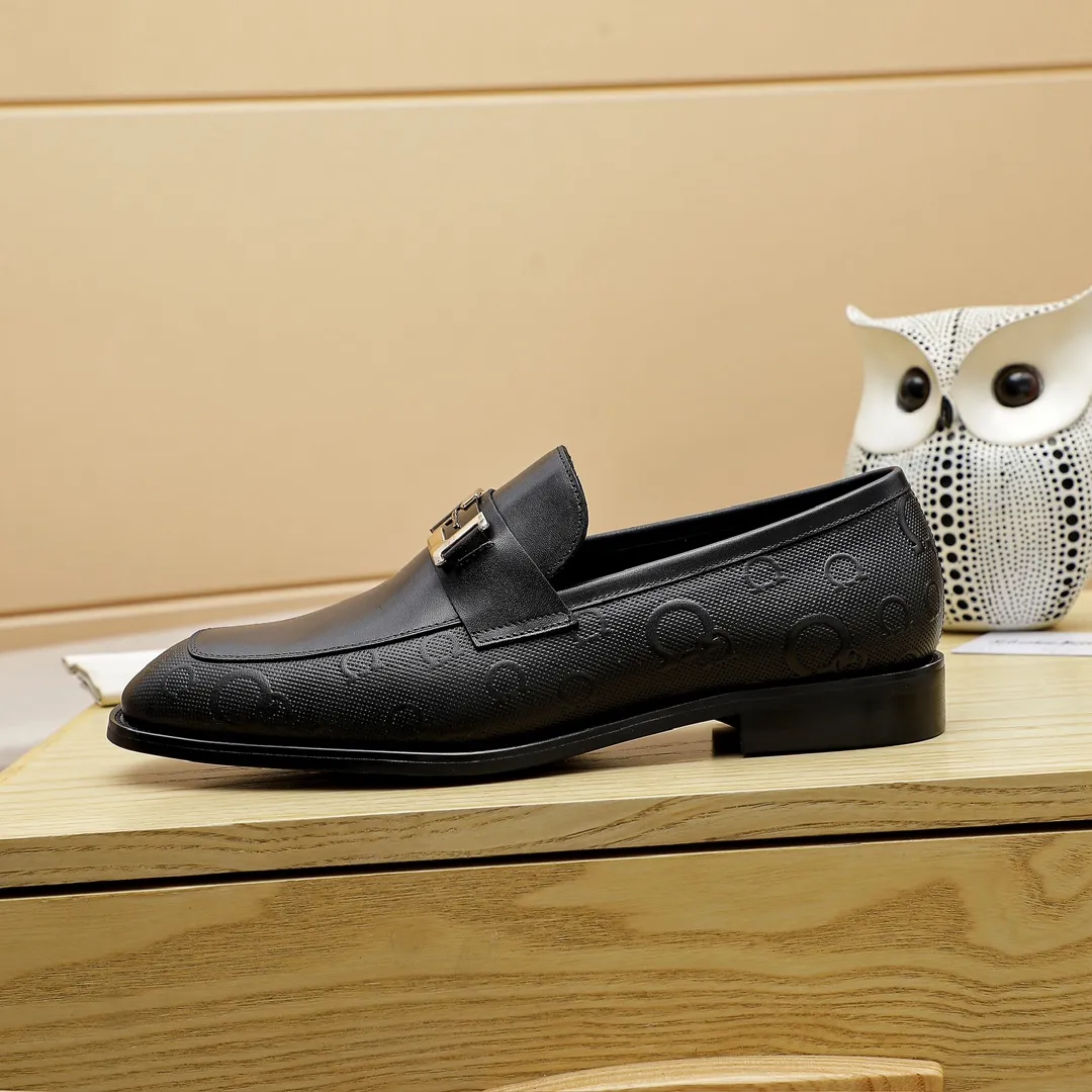 Factory price 460 🔥Ferragamo's new men's casual slip-on shoes🇨🇳Official website original 1:1 mold opening, original quality💯Fine workmanship, high-end luxury☘The upper is made of imported Italian first-layer cowhide🌴Water-dyed🐂Leather lining🍓Rubber wear-resistant and non-slip outsole, breathable and comfortable to wear🍍The first choice for high-grade men, black is optional! Code number 38-44 (45.46. Can be customized)